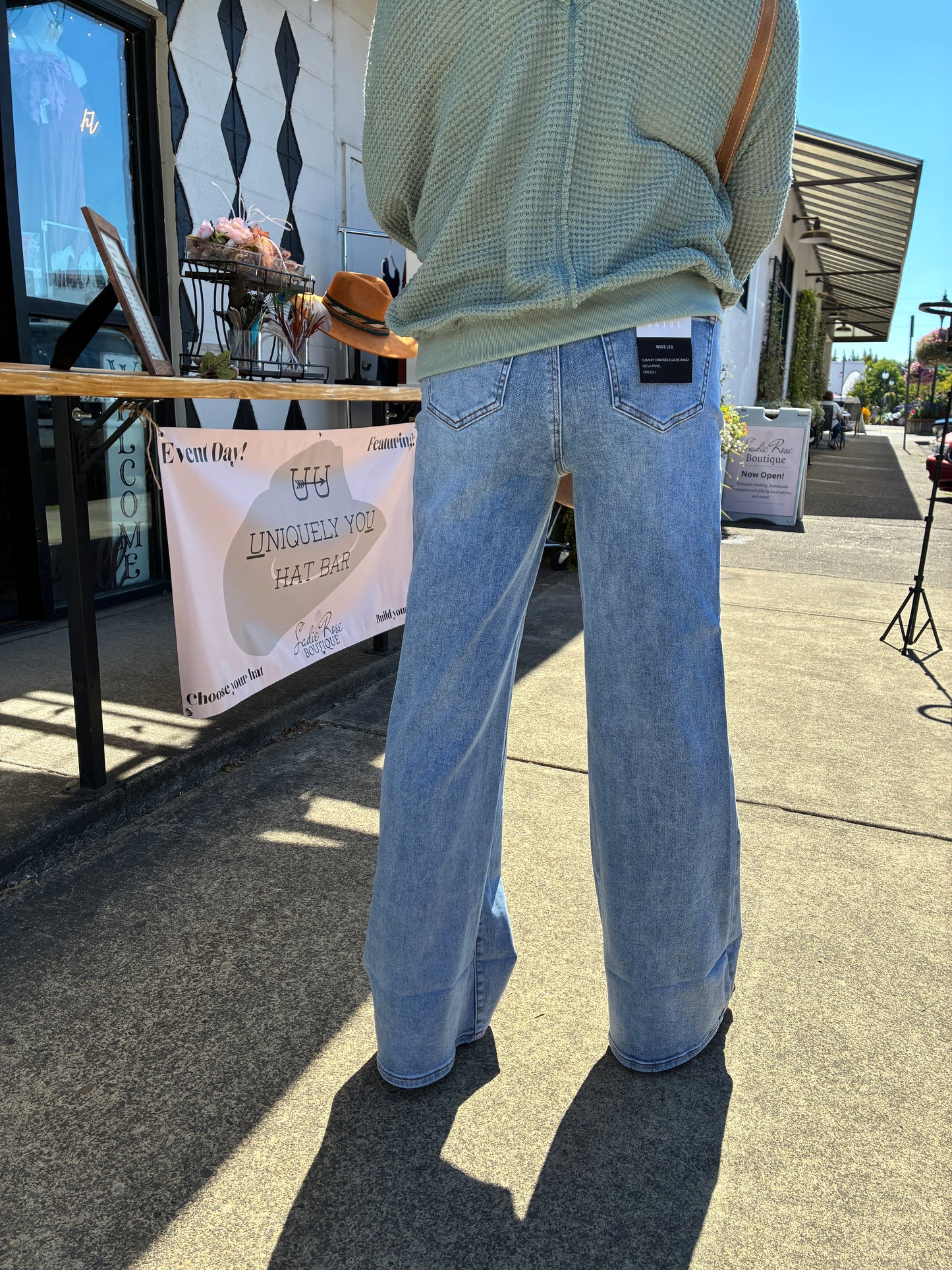 Wide-leg medium wash jeans